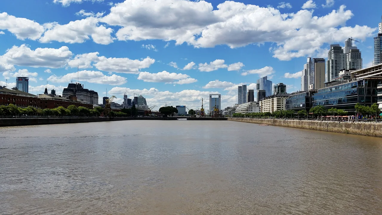 Puerto Madero en Buenos Aires, junto al agua