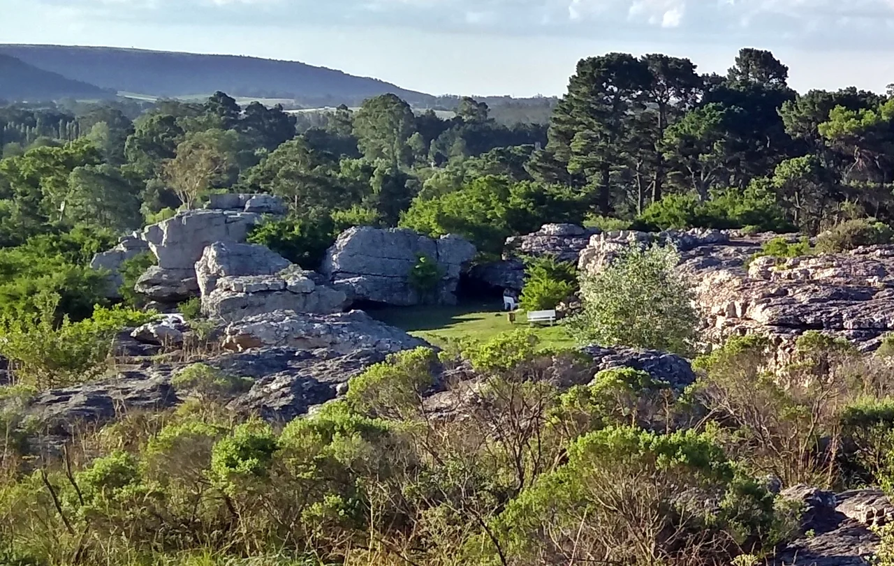 Rocas, árboles y sierras de Sierra de los Padres
